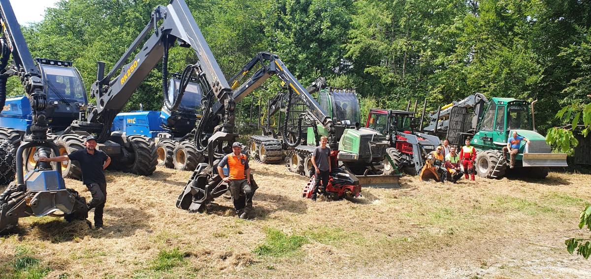 John Deere 810E Rückewagen im Wald im Einsatz