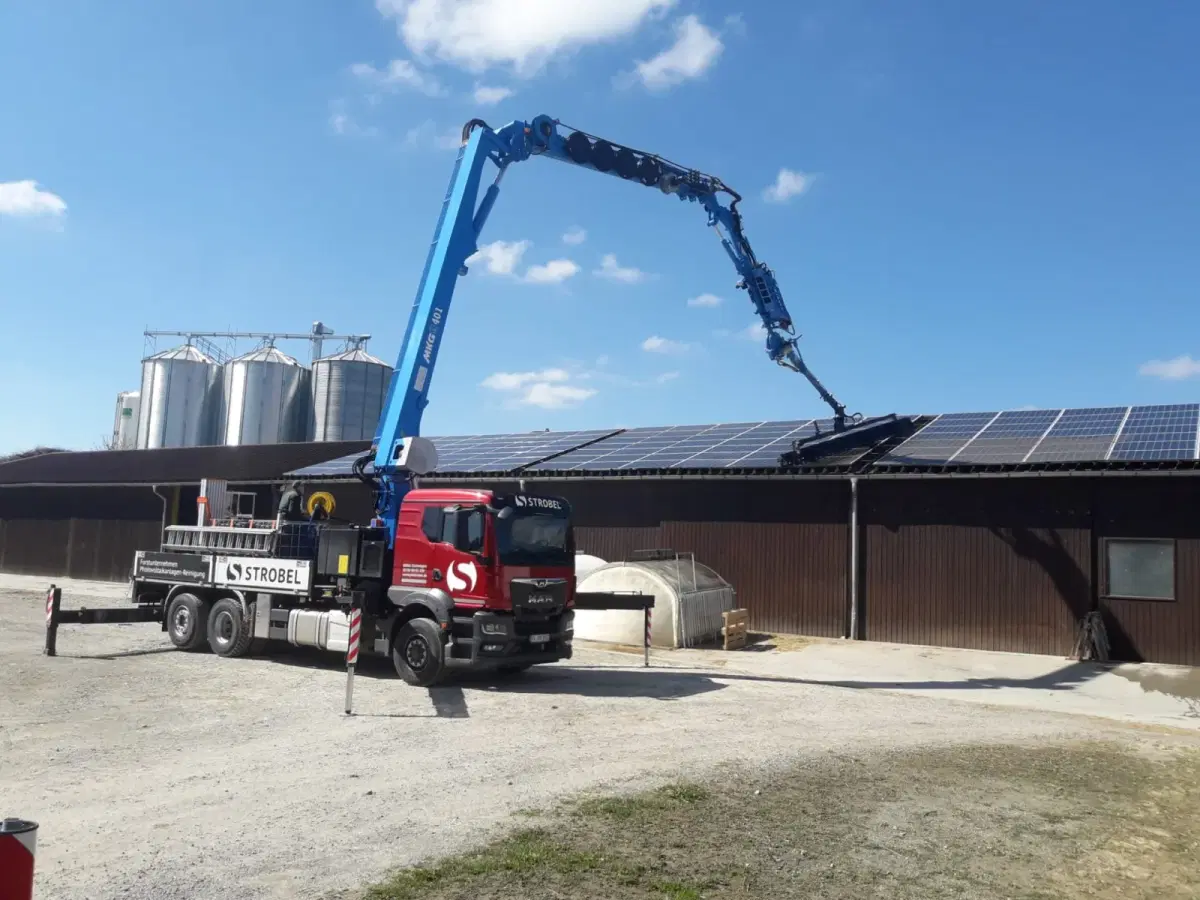 MKG 401 Langarmkran bei der Photovoltaikreinigung