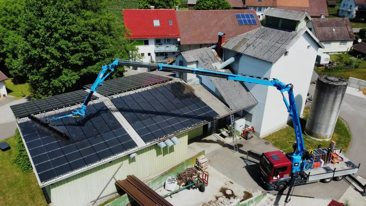 Solardachreinigung in Oberschwaben mit MKG Langarmkran und SunBrush